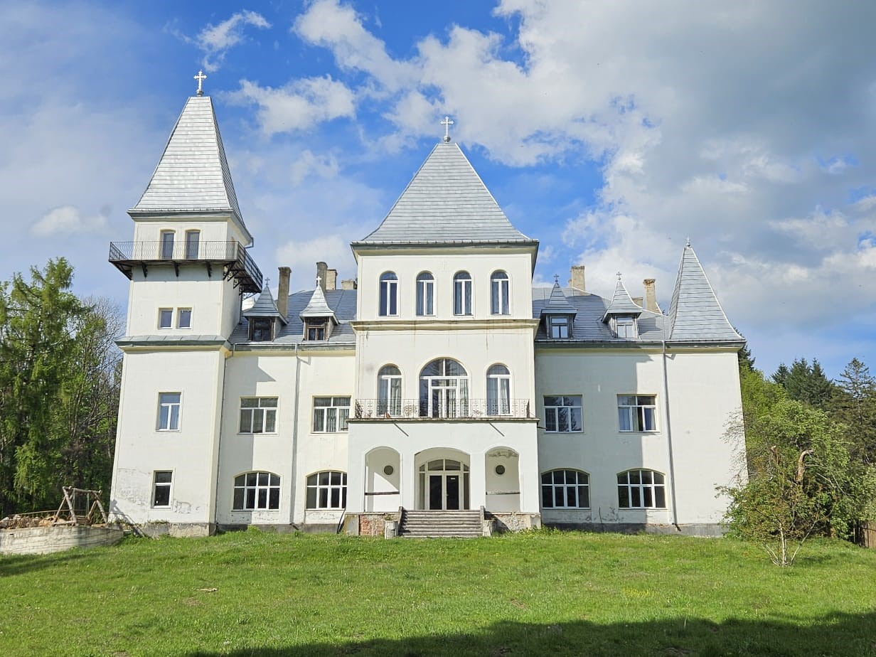 Castelul Zichy și cetatea Piatra Șoimului